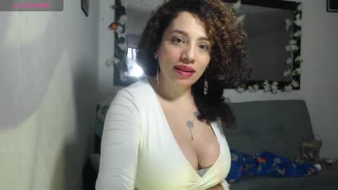 Snapshot of zoe_tai chatting on 10-19-25, 01:34 zoe tai online show from 10-19-25, 01:34