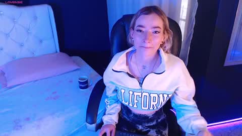 Snapshot of zoee_joness chatting on 01-08-25, 11:54 zoe online show from 01-08-25, 11:54