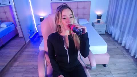 Snapshot of zoee_joness chatting on 01-18-25, 12:04 zoe online show from 01-18-25, 12:04