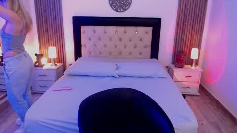 Snapshot of zoee_joness chatting on 10-15-25, 03:50 zoe online show from 10-15-25, 03:50