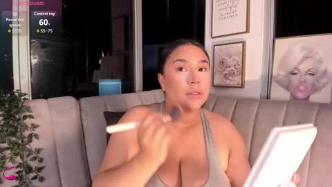 zoey thommpson online show from 10-06-25, 11:35