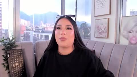 zoey thommpson online show from 10-10-25, 07:46