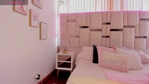 zoey thommpson online show from 11-30-25, 03:49