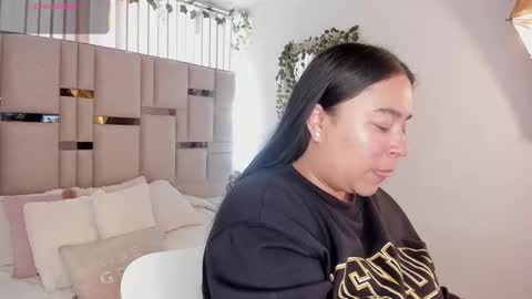 Snapshot of zoey_thommpson chatting on 01-11-26, 01:27 zoey thommpson online show from 01-11-26, 01:27