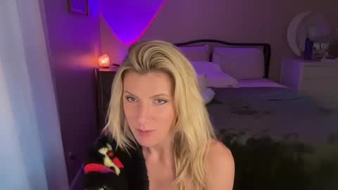 Snapshot of zoeydanner chatting on 12-02-24, 11:29 Zoeydanner online show from 12-02-24, 11:29