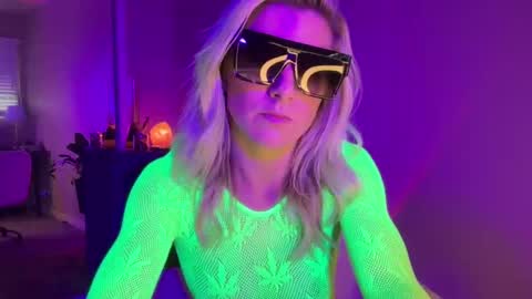 Snapshot of zoeydanner chatting on 12-11-24, 11:32 Zoeydanner online show from 12-11-24, 11:32
