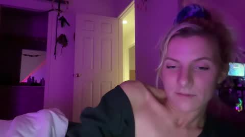 Snapshot of zoeydanner chatting on 12-20-24, 01:58 Zoeydanner online show from 12-20-24, 01:58