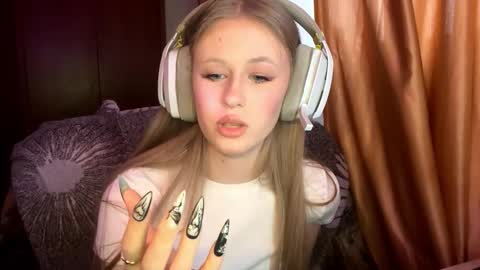 Snapshot of zofiahoetger chatting on 02-21-26, 08:37 Lisa online show from 02-21-26, 08:37