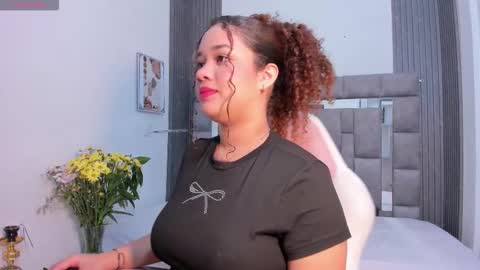 Snapshot of zulyjones chatting on 11-18-25, 12:53 Zuly online show from 11-18-25, 12:53