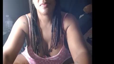 Snapshot of zuriluxe45 chatting on 09-17-25, 02:57 zuriluxe45 online show from 09-17-25, 02:57