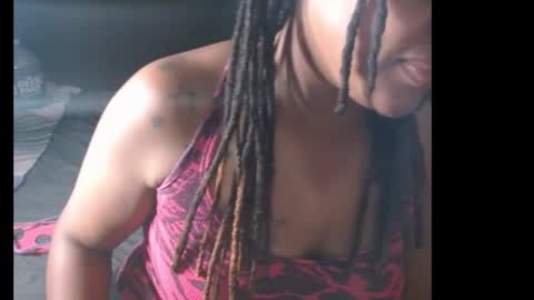 Snapshot of zuriluxe45 chatting on 09-18-25, 06:37 zuriluxe45 online show from 09-18-25, 06:37