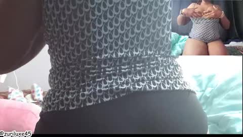 Snapshot of zuriluxe45 chatting on 10-16-25, 07:37 zuriluxe45 online show from 10-16-25, 07:37