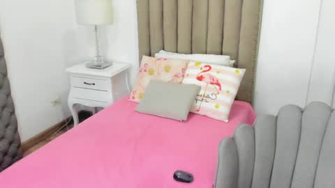 Im Zusan My schedule is from 1030pm to 430 am colombian time online show from 04-01-26, 02:56