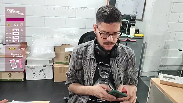 Snapshot of AndyHepburn chatting on 10-03-25, 01:41 AndyHepburn online show from 10-03-25, 01:41