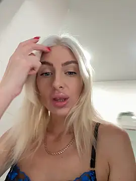 Snapshot of Mia_Roxie chatting on 10-13-25, 02:44 Mia Roxie online show from 10-13-25, 02:44