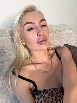 Snapshot of Mia_Roxie chatting on 10-21-25, 10:38 Mia Roxie online show from 10-21-25, 10:38