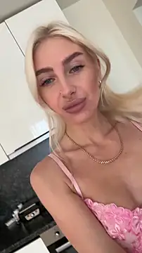 Snapshot of Mia_Roxie chatting on 10-27-25, 03:32 Mia Roxie online show from 10-27-25, 03:32