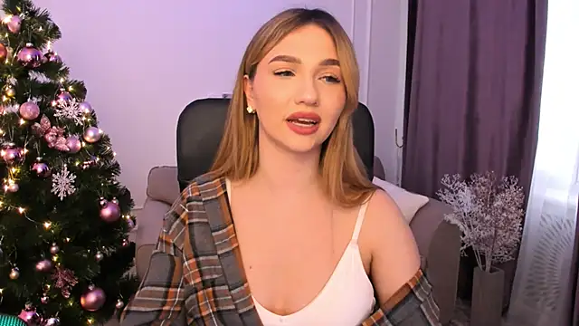 Snapshot of GracefulLook chatting on 12-23-24, 09:38 GracefulLook online show from 12-23-24, 09:38