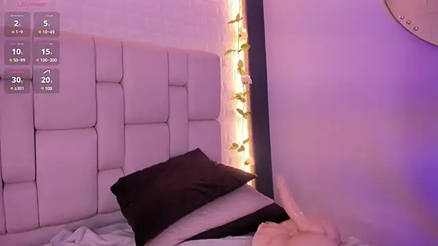 Snapshot of emma_woods_ chatting on 12-19-24, 03:30 emma woods online show from 12-19-24, 03:30