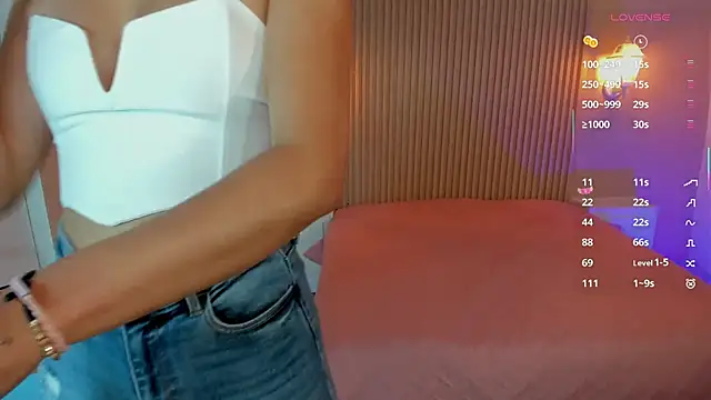 Snapshot of EmilyEvans7 chatting on 10-06-25, 05:43 EmilyEvans7 online show from 10-06-25, 05:43