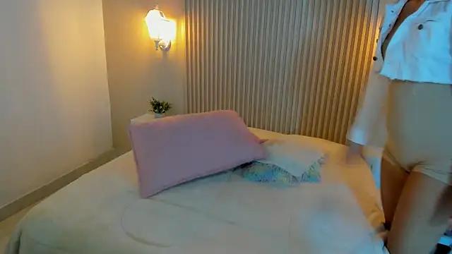 Snapshot of EmilyEvans7 chatting on 11-16-25, 04:56 EmilyEvans7 online show from 11-16-25, 04:56