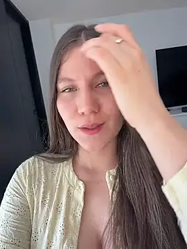 AmelieLaurent  online show from 08-04-26, 07:49