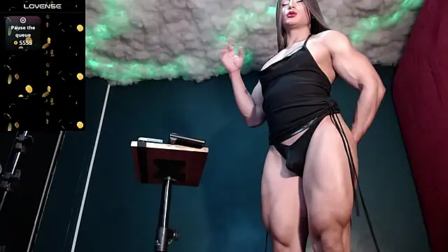 Layla miss online show from 11-14-25, 09:30