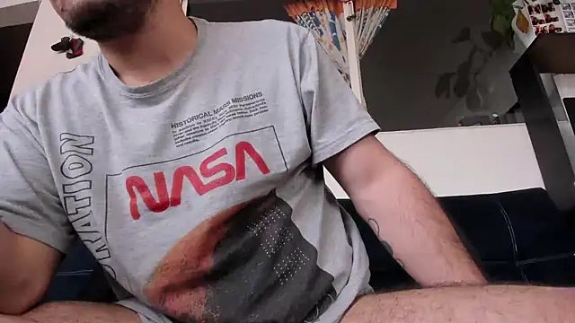 Snapshot of boomboomHooT chatting on 12-20-24, 06:24 boomboomHooT online show from 12-20-24, 06:24