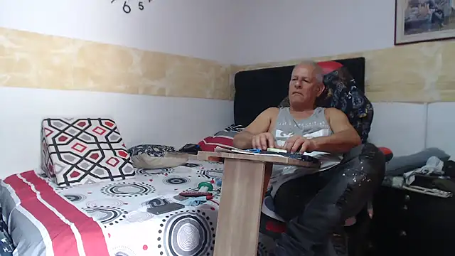 Snapshot of VALENTINO1983_ chatting on 09-17-25, 04:30 VALENTINO1983  online show from 09-17-25, 04:30