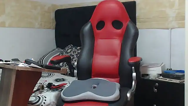 Snapshot of VALENTINO1983_ chatting on 10-04-25, 04:38 VALENTINO1983  online show from 10-04-25, 04:38