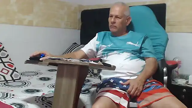 Snapshot of VALENTINO1983_ chatting on 10-07-25, 02:42 VALENTINO1983  online show from 10-07-25, 02:42