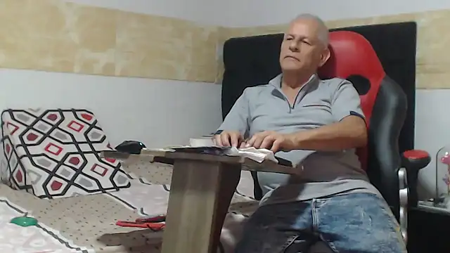 Snapshot of VALENTINO1983_ chatting on 10-11-25, 11:47 VALENTINO1983  online show from 10-11-25, 11:47