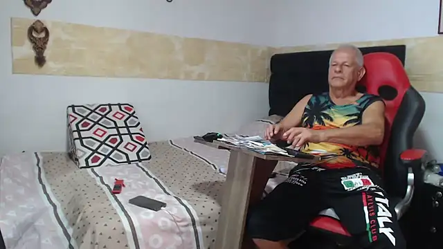 Snapshot of VALENTINO1983_ chatting on 10-22-25, 03:45 VALENTINO1983  online show from 10-22-25, 03:45