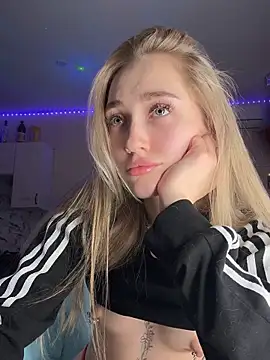 Snapshot of Good__Girl_ chatting on 12-17-25, 04:35 Good Girl online show from 12-17-25, 04:35