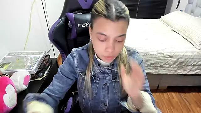 Snapshot of LuisaReyes_2911 chatting on 09-27-25, 02:16 LuisaReyes 2911 online show from 09-27-25, 02:16