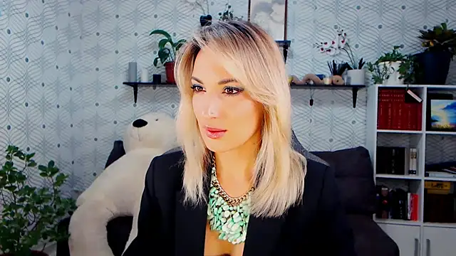 Snapshot of MillaXQueen chatting on 11-18-25, 02:43 MillaXQueen online show from 11-18-25, 02:43