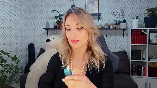 Snapshot of MillaXQueen chatting on 02-05-26, 01:16 MillaXQueen online show from 02-05-26, 01:16