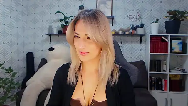 Snapshot of MillaXQueen chatting on 02-07-26, 03:16 MillaXQueen online show from 02-07-26, 03:16