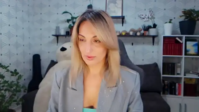 Snapshot of MillaXQueen chatting on 02-11-26, 03:50 MillaXQueen online show from 02-11-26, 03:50