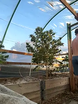 Snapshot of mandjpuff2 chatting on 10-19-25, 12:11 mandjpuff2 online show from 10-19-25, 12:11