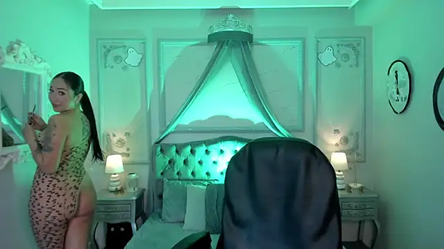 Snapshot of maggietime chatting on 10-21-25, 02:40 maggietime online show from 10-21-25, 02:40