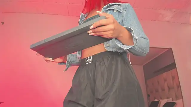Snapshot of Emmily_Savage chatting on 02-18-25, 10:27 Emmily Savage online show from 02-18-25, 10:27