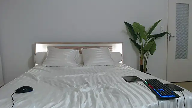 Snapshot of Crystal-dreamt chatting on 03-11-25, 10:51 Crystal-dreamt online show from 03-11-25, 10:51