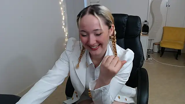 Snapshot of Crystal-dreamt chatting on 10-04-25, 08:56 Crystal-dreamt online show from 10-04-25, 08:56