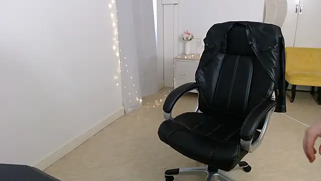 Snapshot of Crystal-dreamt chatting on 10-10-25, 09:19 Crystal-dreamt online show from 10-10-25, 09:19