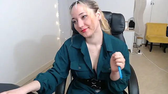 Snapshot of Crystal-dreamt chatting on 10-13-25, 08:14 Crystal-dreamt online show from 10-13-25, 08:14