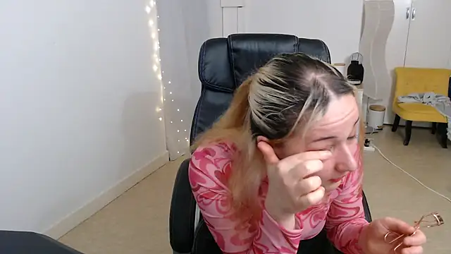 Snapshot of Crystal-dreamt chatting on 10-14-25, 05:41 Crystal-dreamt online show from 10-14-25, 05:41