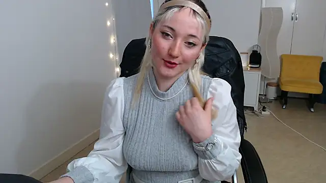 Snapshot of Crystal-dreamt chatting on 10-15-25, 07:52 Crystal-dreamt online show from 10-15-25, 07:52