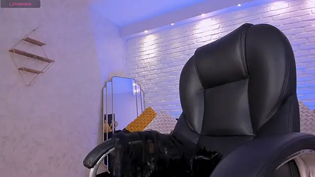 Snapshot of BiancaPierce chatting on 10-31-25, 12:17 BiancaPierce online show from 10-31-25, 12:17