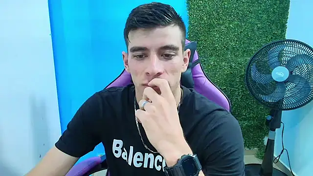 Snapshot of DEIBY_BABY chatting on 02-08-25, 12:49 DEIBY BABY online show from 02-08-25, 12:49